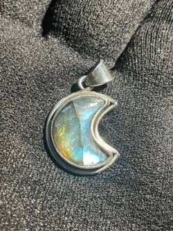 Lune en Labradorite Cerclée de Titanium