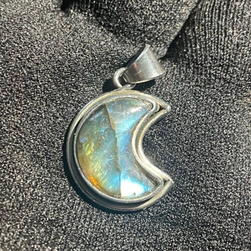 Lune en Labradorite Cerclée de Titanium