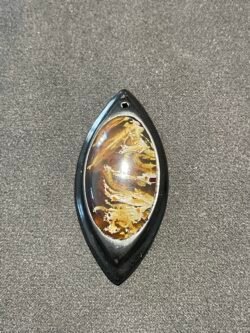 Pendentif Ambre sur Noix de Coco