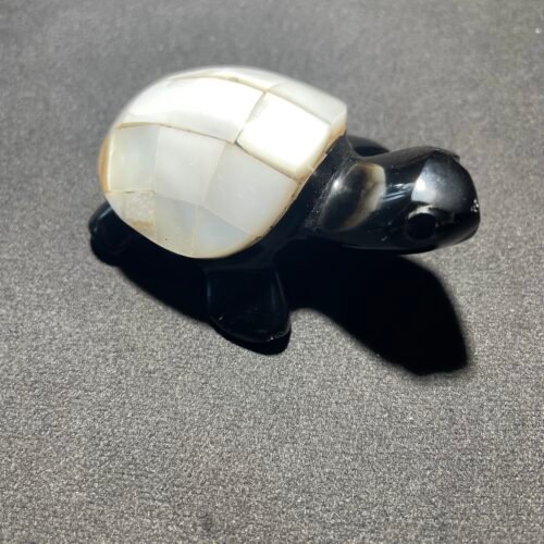 Tortue en Obsidienne Noire et Nacre