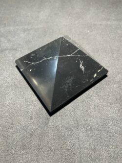 Pyramide en Shungite