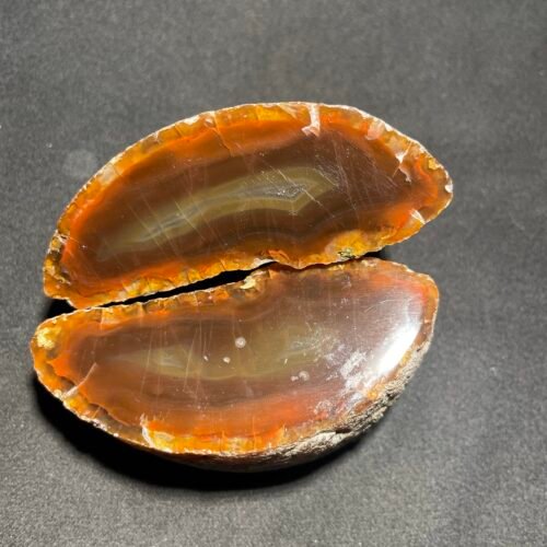Agate Entière Coupée en Deux