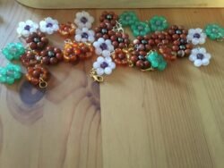 Lot de 33 fleurs en perles naturelles